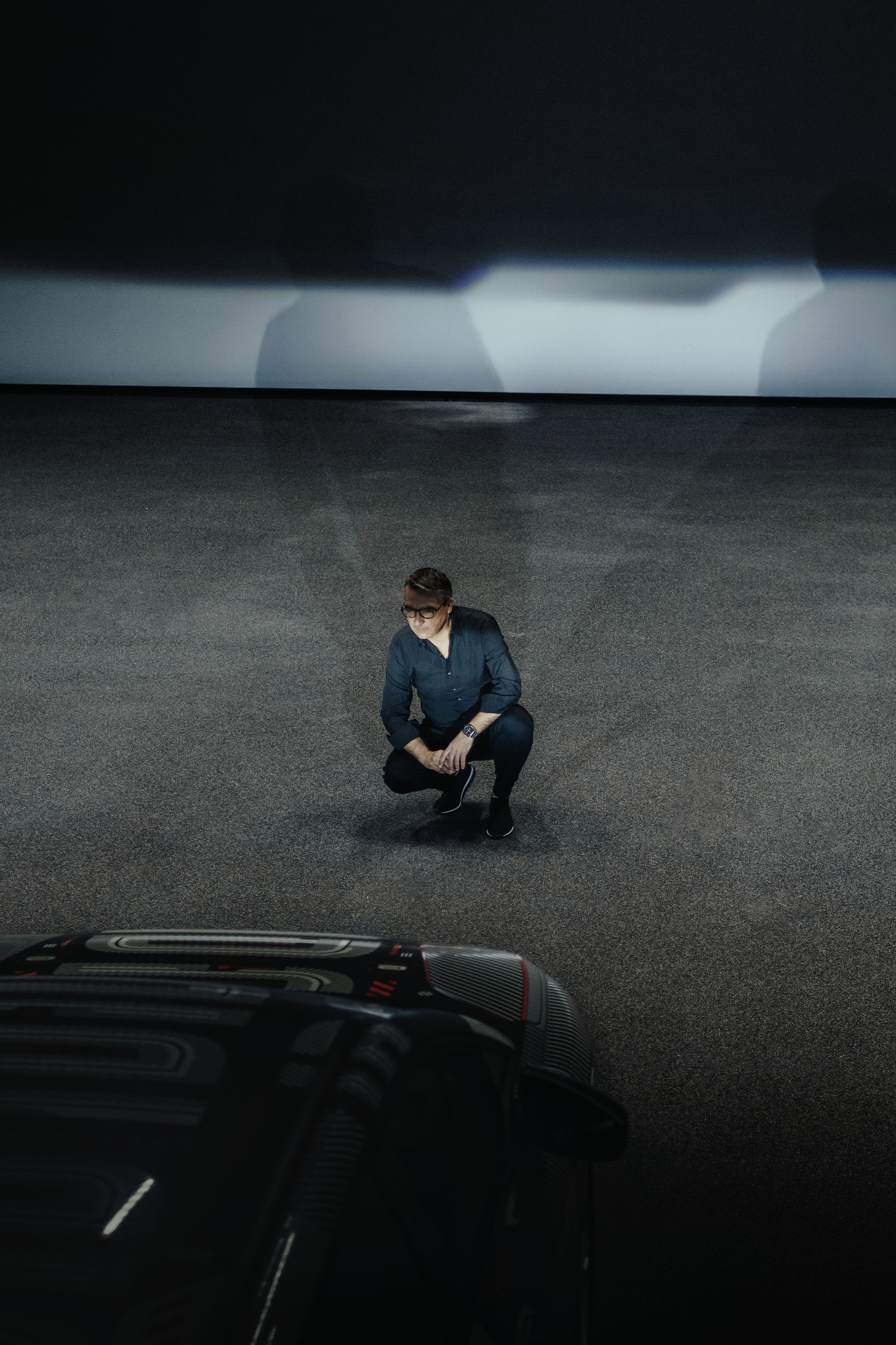 César Muntada kigger på forlygterne på Audi Q4 e-tron.