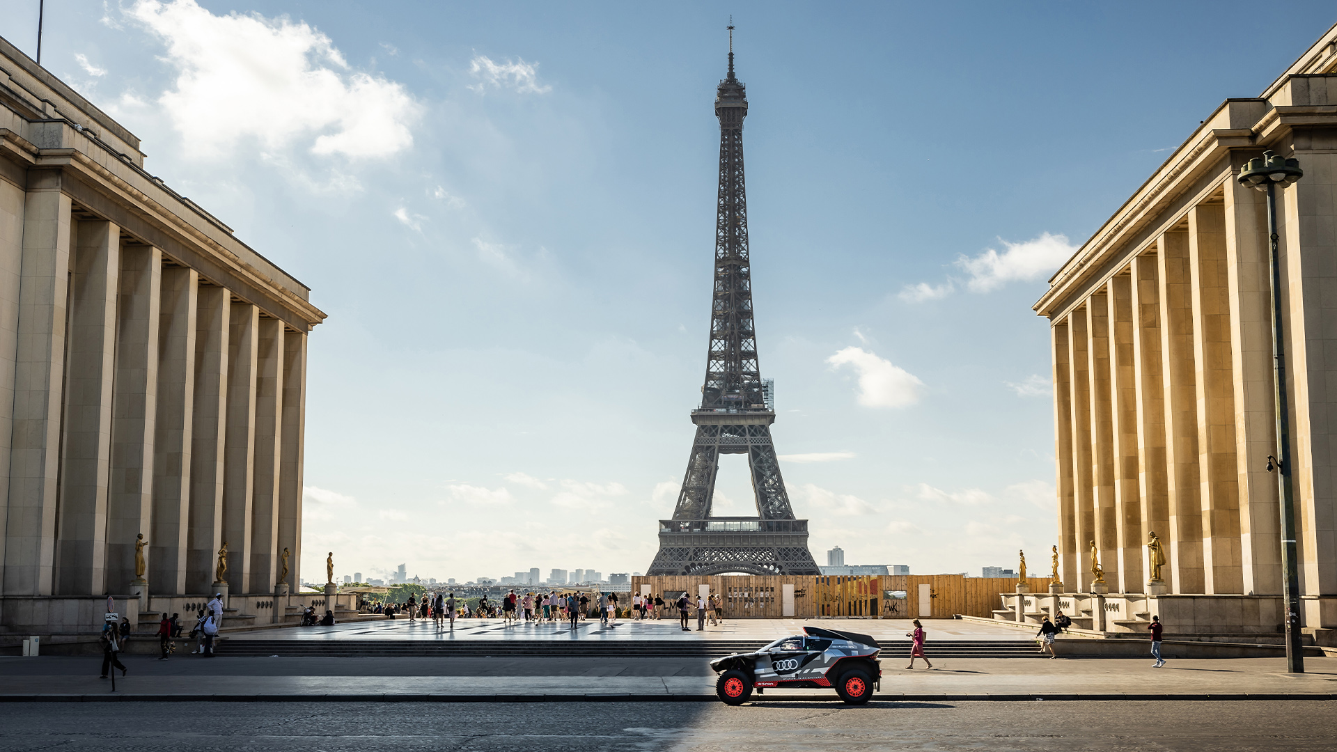 The Audi RS Q e-tron parkeret på gaden. Eiffeltårnet ses i baggrunden.